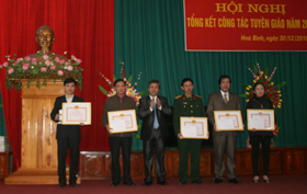 Lãnh đạo Ban Tuyên giáo Tỉnh uỷ trao giấy khen cho các tập thể xuất sắc trong công tác tuyên giáo năm 2010
                                                                                         
